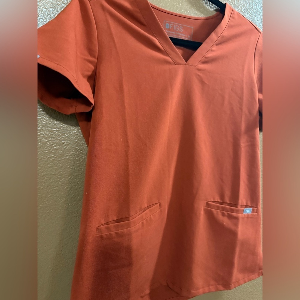 FIGS Women's Casma 3-Pocket Scrub Top in Canyons. Size: XS - Picture 5 of 10